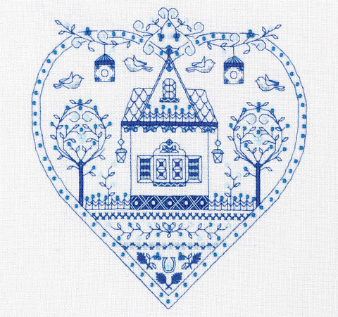 Siuvinys mėlynais siūlais širdies formos su namelio motyvu, 30×30 cm, detalė iš priekio
