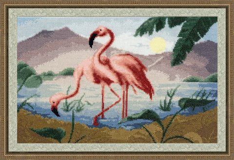 Siuvinėjimo rinkinys flamingai: įrėminta panoraminė rožinių flamingų scena prie ežero su kalnais ir tekančia saule, frontalus vaizdas