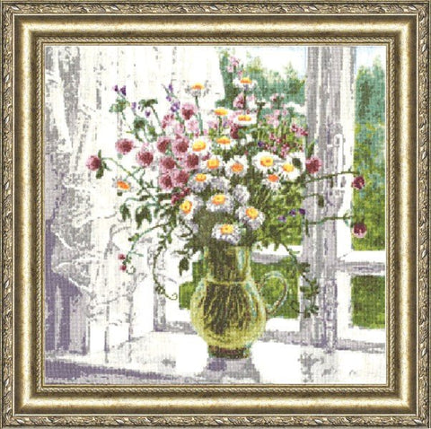 Siuvinėtas kryželiu paveikslas, rankų darbo laukinių gėlių puokštė žaliame inde prie lango, ornamentuotas auksiniu rėmu, 40×40 cm