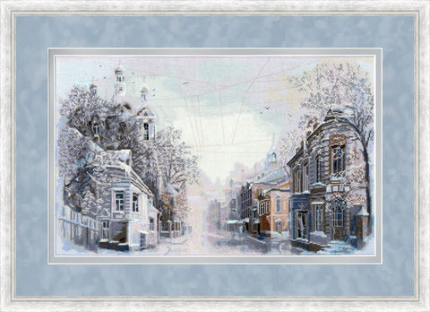 Kryželiu siuvinėtas paveikslas – žiemos miesto gatvė su mėlynu pasvynu ir baltu mediniu rėmu, 50×70 cm