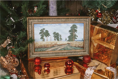 Paveikslas aukso raižytame rėme, horizontalaus miško peizažo 60×30 cm, stilizuotas šventinėse dovanų ir raudonų dekoracijų kompozicijoje