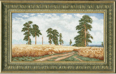 Rėmintas siuvinėtas peizažo paveikslas su aukso rėmu, horizontali kompozicija – rugių laukas ir pušys, 60×40 cm