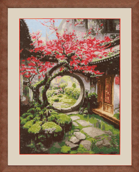 Rėminis paveikslas japonų sodas su rausvomis žiedų šakomis, apvaliu vartų motyvu ir rudu mediniu rėmu, 50×70 cm