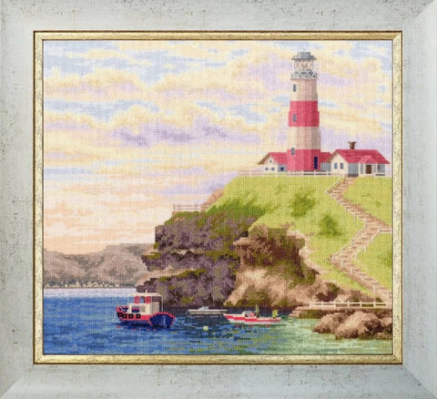 paveikslas švyturys rėme, pasteliniai rožiniai ir žali atspalviai, 60×50 cm, matomas uolos takas ir du laivai