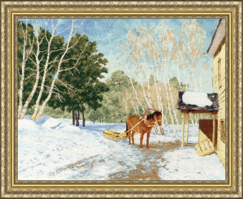 Siuvinėtas paveikslas žiemos peizažas su arkliu ir roge, auksiniu ornamentuotu rėmu, 50×40 cm, pateiktas iš priekio