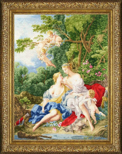 Gobelenas su ornamentiniu auksiniu rėmu, klasikinė pastoracinė scena su moterimis ir kerubiniais angelėliais, sodrios žalumos fone