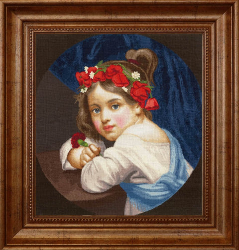 Kryželiu siuvinėtas paveikslas mergaitė su raudonu gėlių vainiku, įrėmintas mediniu rėmu, 40×40 cm