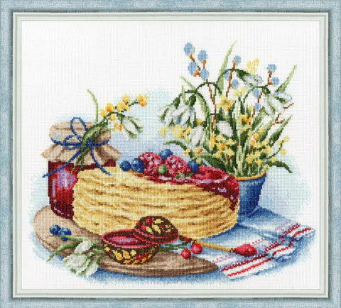 Kryželiu siuvinys rėmuotas 30×30 cm, kaimiška stalo kompozicija su uogų tortu, džemu ir pavasario gėlėmis