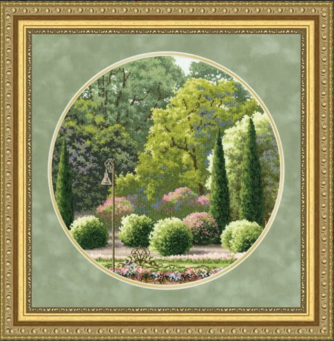Siuvinėtas paveikslas su sodu, apvaliu žaliu pasiklojimu ir auksine rėmine – 60×60 cm, detalus kryželių raštas