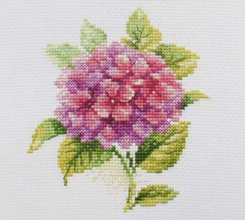 kryželiu siuvinėjimo rinkinys hortenzija, rausvai‑violetinė gėlė su žaliais lapais, artimas detalus fragmentas