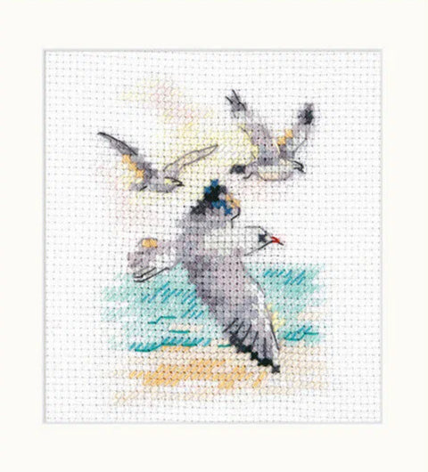 Kryželių rinkinys su žuvėdromis: trys pilkos žuvėdros skraido virš turkio jūros, 20×20 cm drobė