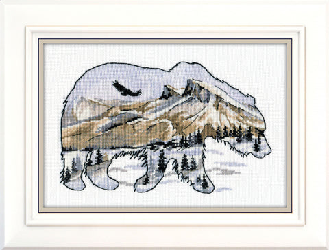 Siuvinėjimo rinkinys baltame rėme, lokio siluetas su subtiliu kalnų peizažu ir sniego motyvais, 40×30 cm