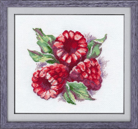 Kryželiu siuvinys – rėminis aviečių motyvas ryškiai raudonai ir žaliai, 30×30 cm, rodoma iš priekio