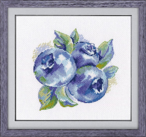 Siuvinėjimo rinkinys „Mėlynės“ – rėmuotas akvarelinio stiliaus mėlynių motyvas 30×30 cm, violetinis medinis rėmas, artimas planas