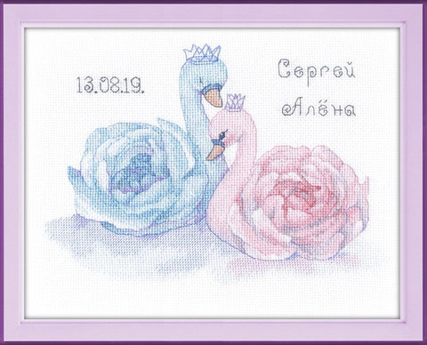 Siuvinėtas rėminis paveikslas su rožine ir mėlyna gulbėmis, violetiniu rėmu ir personalizuotais vardais bei data