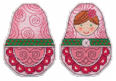 Siuvinėta matrioška ornamentas rožinėmis ir žaliomis detalėmis, parodytos priekinė ir galinė pusės