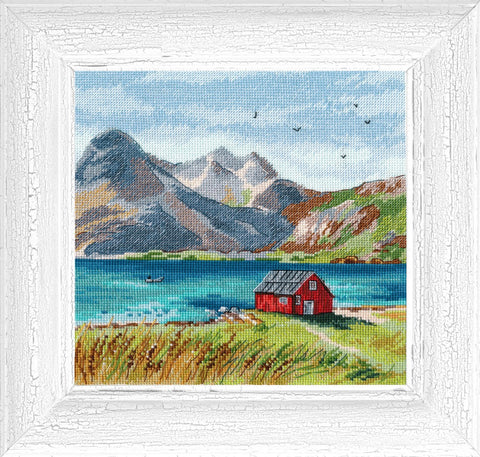 Paveikslas baltu įtrūkusiu mediniu rėmu, 40×40 cm, akrilinis kraštovaizdis su raudona trobele prie mėlyno fjordo