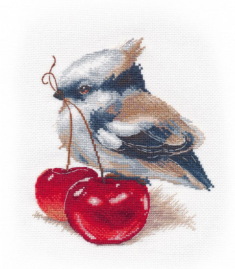 Siuvinėjimo rinkinys kryželiu: pilkšvas zylės motyvas laikančios dvi raudonas vyšnias, baigtas priekis ant balto aido, 25×30 cm