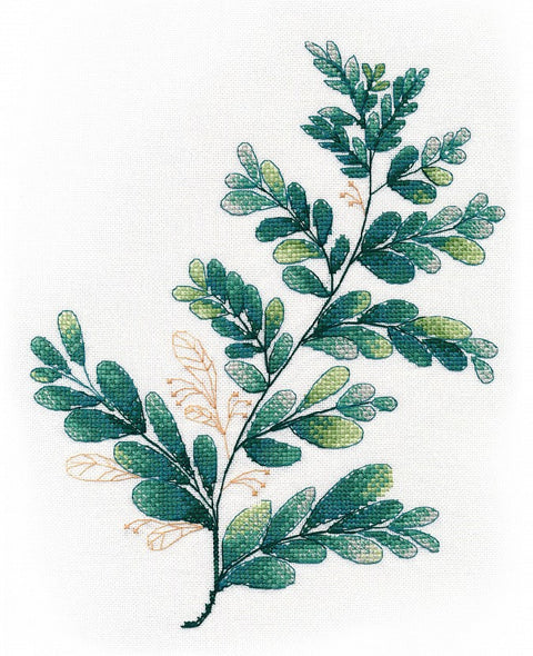 Siuvinėta lapų kompozicija žaliomis ir gelsvomis siūlėmis ant baltos drobės, 30×40 cm, minimalistinis sienos dekoras