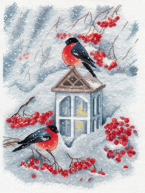 Siuvinėjimo rinkinys žieminis: du paukščiai ant snieguoto žibinto, ryškios raudonos šermukšnio uogos, 30×40 cm