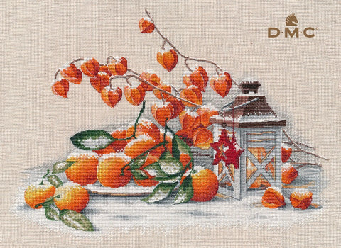 Siuvinėjimo rinkinys DMC su oranžiniais mandarinais, žiemos žibintu ir sniegu ant smėlinės drobės, detali kompozicija