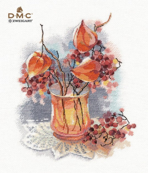 kryželių raštas DMC: oranžinių physalis žibintų ir raudonų uogų kompozicija vazoje, akvarelinis stilius ant lino