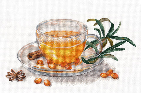 Šaltalankių arbata skaidriame stiklinės puodelyje sodriai oranžine spalva, patiekiama su cinamono lazdele ir žalia šakele