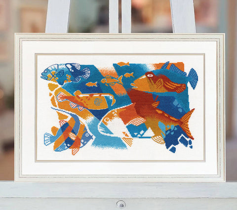 Kryželių rinkinys su jūrinėmis žuvų figūromis, mėlynos ir oranžinės spalvos, užbaigtas ir rėmuotas 40×30 cm interjerui