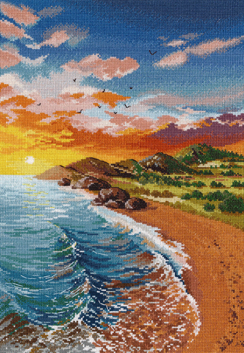 Siuvinėjimo rinkinys pajūrio saulėlydžio motyvu, ryškūs oranžiniai debesys ir mėlyna jūra, baigtas vaizdas 40 x 30 cm