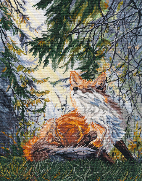 Siuvinėjimo rinkinys lapės motyvu, šiltų oranžinių tonų, detalus miško peizažas po eglių šaka, 40×50 cm.