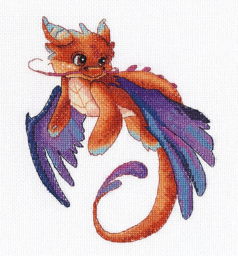 Drakono siuvinėjimo rinkinys – oranžinis su violetinėmis sparnais, baigtas 20×25 cm pavyzdys ant baltos Aida drobės