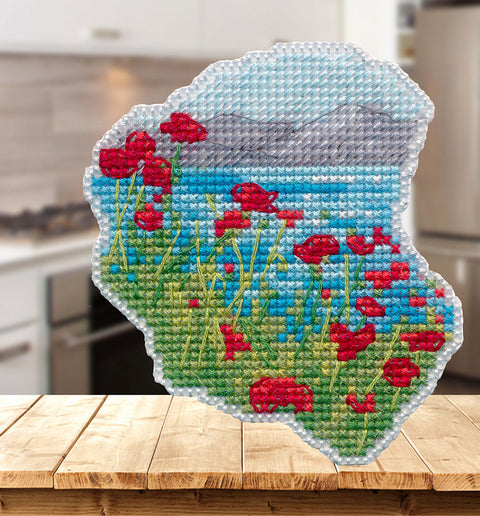 Kryželiu siuvinys-magnetas laukinių aguonų pieva, rankų darbo audinio kontūrinė forma, 10×8 cm, artimas priekinis planas