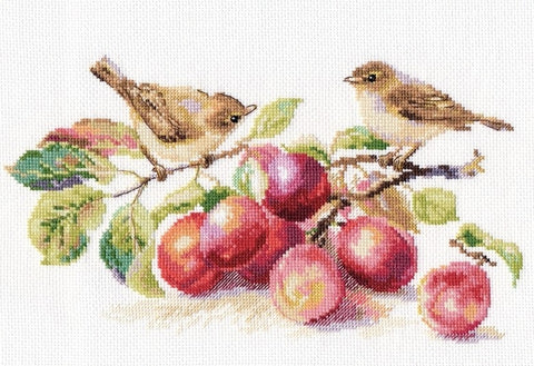 Siuvinėjimo rinkinys su obuolių šake ir dviem mažais paukščiais, ryškūs raudoni obuoliai, horizontali baigta kompozicija