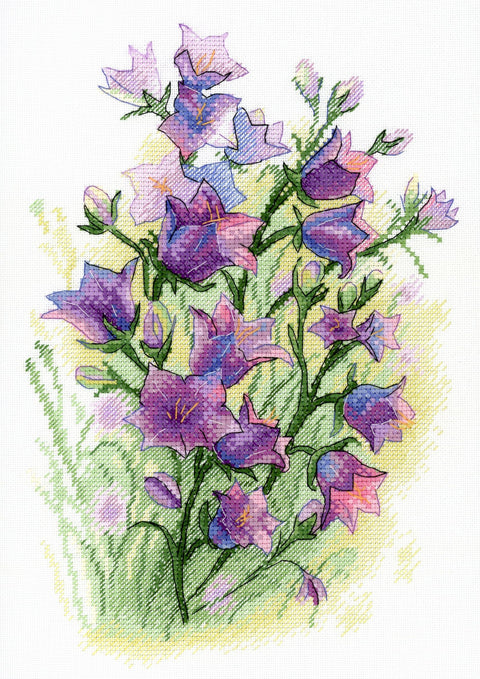 Siuvinys su violetiniais ir rožiniais varpeliais, vertikali kompozicija ant smulkaus balto audinio, tinka moderniam sienos dekorui