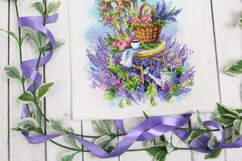 Siuvinėjimo rinkinys su levandų motyvu ant baltos drobės, kompozicija su violetine juostele ir krepšeliu