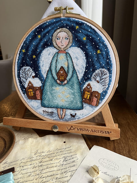 Siuvinėjimo lankas su angelu, mėlynos nakties fone ir sniegu, 15 cm diametras, įkomponuotas ant Vista Artista stovelio