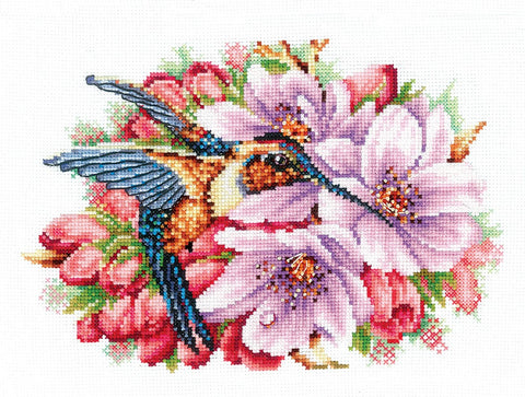Siuvinėjimo rinkinys spalvotas kolibris ant rožinių ir violetinių žiedų, aiški detali kryželių tekstūra