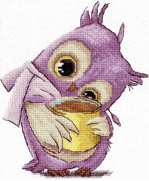Siuvinėjimo rinkinys: violetinė pelėda su geltonu puodeliu, detalus artimas planas, tinka 20×25 cm drobei