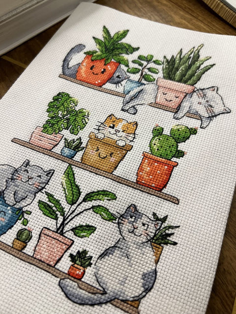 Kryželių siuvinėjimo rinkinys „Katinai ir gėlės“ 15×23 cm
