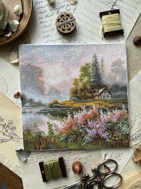 Kryželių rinkinys su ežero pakrantės sodybos motyvu, pastelinėmis rožinėmis ir žaliais tonais, 20×25 cm
