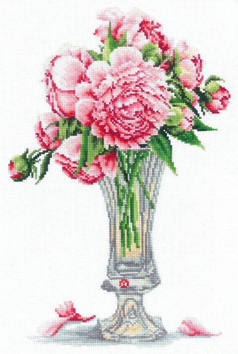 Siuvinėjimo rinkinys rožinių bijūnų puokšte vazoje, detalus kryželių raštas 40×60 cm, sodrūs žaliai‑rožiniai tonai