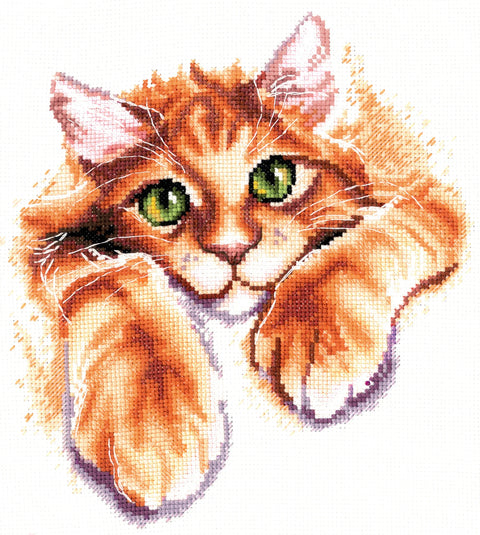Siuvinėjimo rinkinys: oranžinis rudasis katinas su ryškiomis žaliomis akimis, užbaigta kryželių panelė, arti kadrą, 30×30 cm