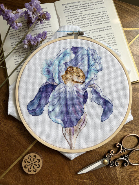 Siuvinėjimo rėmas su mėlynos-violetinės irisų kryželiu, 20 cm medinis lankas, iš viršaus su žirklėmis ir džiovintomis gėlėmis