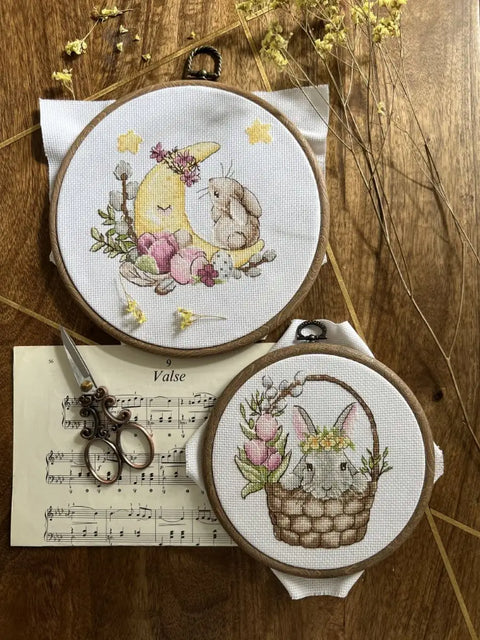 Siuvinėjimo rėmelis su triušiu krepšelyje, pastelinių rožinių ir žalsvų atspalvių detalės, 10 cm apskritas lankelis