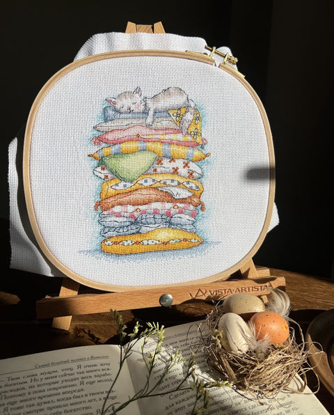 Siuvinėjimo kryželiu rinkinys „Poilsiaujanti katė“ 13,5×16 cm