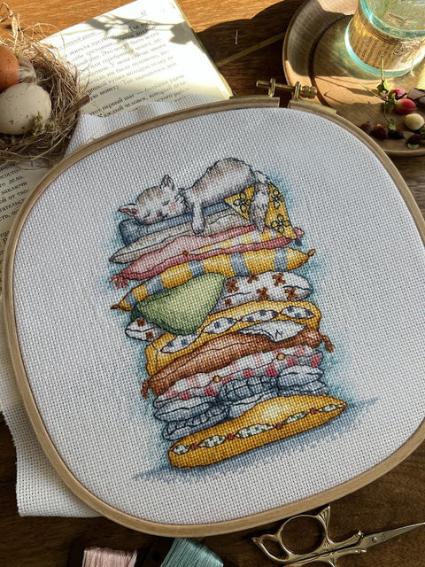 Siuvinėjimo kryželiu rinkinys „Poilsiaujanti katė“ 13,5×16 cm