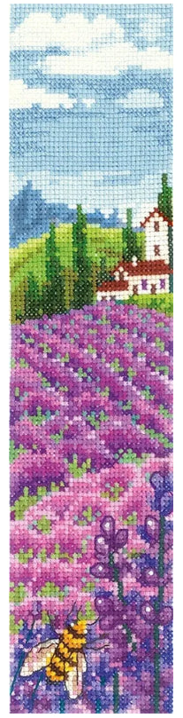 knygos skirtukas siuvinėtas kryželiu su violetine levandų pieva, bitute priekyje ir baltu nameliu fone, 5×18 cm