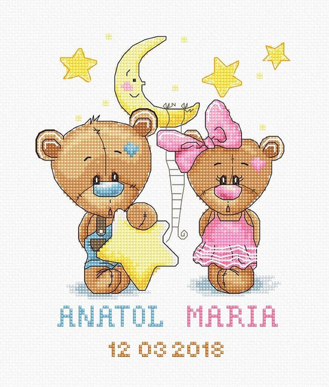 Personalizuotas kryželių paveikslėlis su dviem meškučiais, mėnuliu, žvaigždėmis ir vardais Anatol ir Maria bei data 12.08.2018