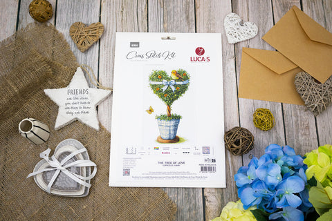Kryželių rinkinys LUCAS The Tree of Love baltame pakete su širdies formos medeliu, stilingas viršutinis planas su dekoracijomis