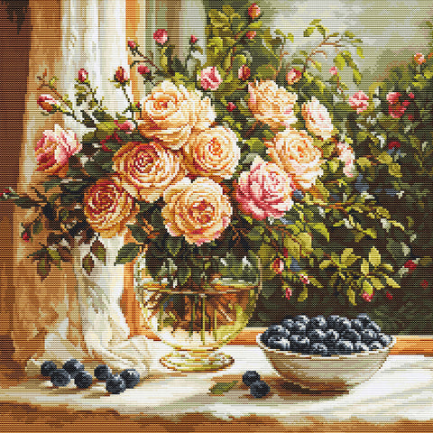 Kryželių rinkinys su geltonai‑ružavomis rožėmis vazoje ir mėlynėmis inde, detalus priekinis planas, 40×40 cm